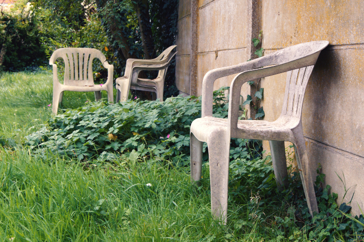 Plastične baštenske stolice u dvorištu